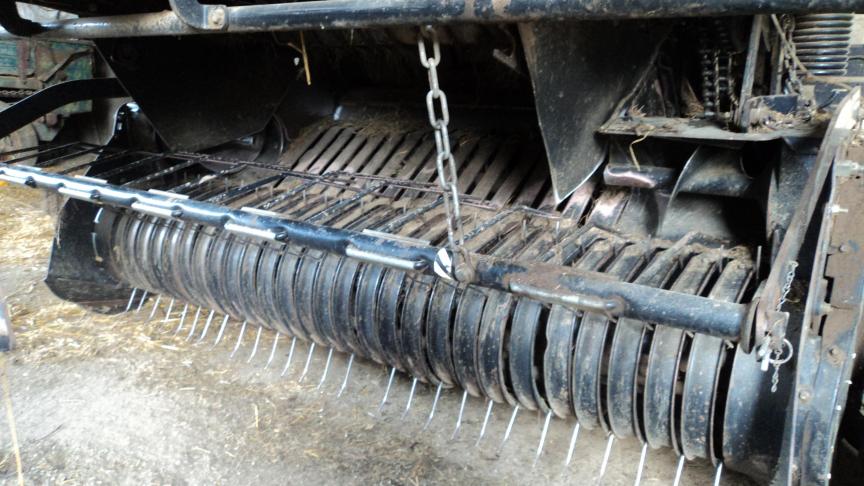 La présence des dents et déflecteurs ainsi que la pression  des pneus du pick-up de ramassage sont vérifiées.