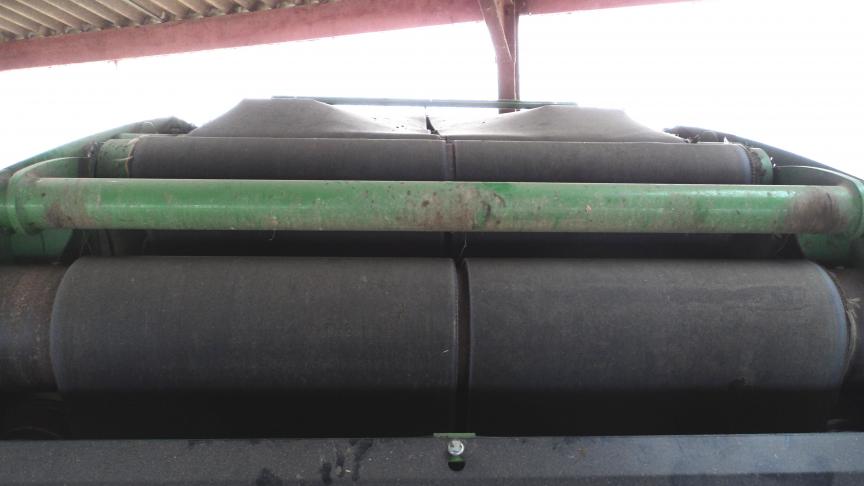 Les courroies de pressage sont contrôlées, à la recherche de tout défaut  pouvant engendrer des problèmes au travail.