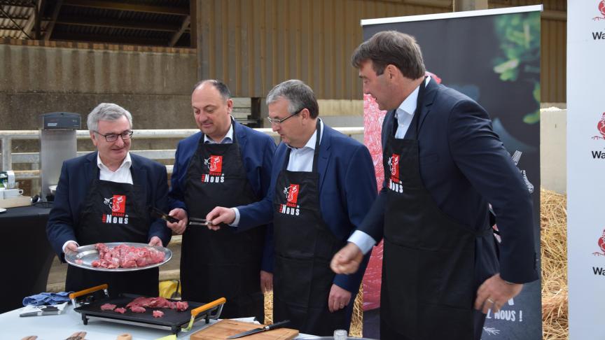 Jeudi passé, à la ferme de Corioule, les ministres Collin, Borsus, Jeholet et Ducarme ont rappelé que la Wallonie, en collaboration avec le fédéral, soutenait la filière viande bovine par des mesures concrètes.