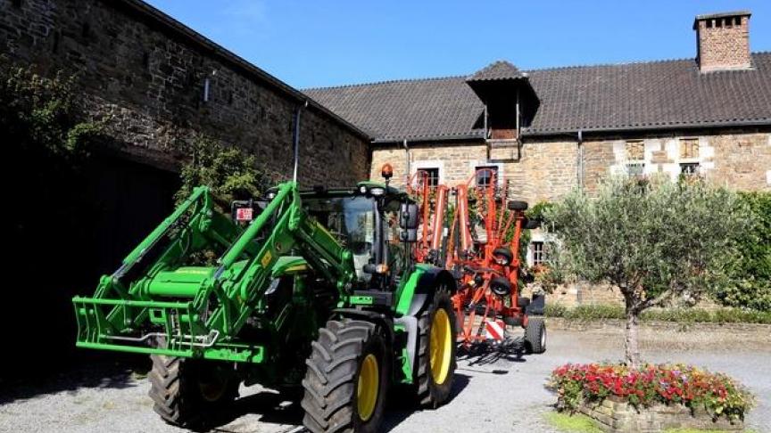 Tracteur et andaineur sont à la disposition des étudiants pour une formation  à la conduite de ces incontournables engins agricoles.