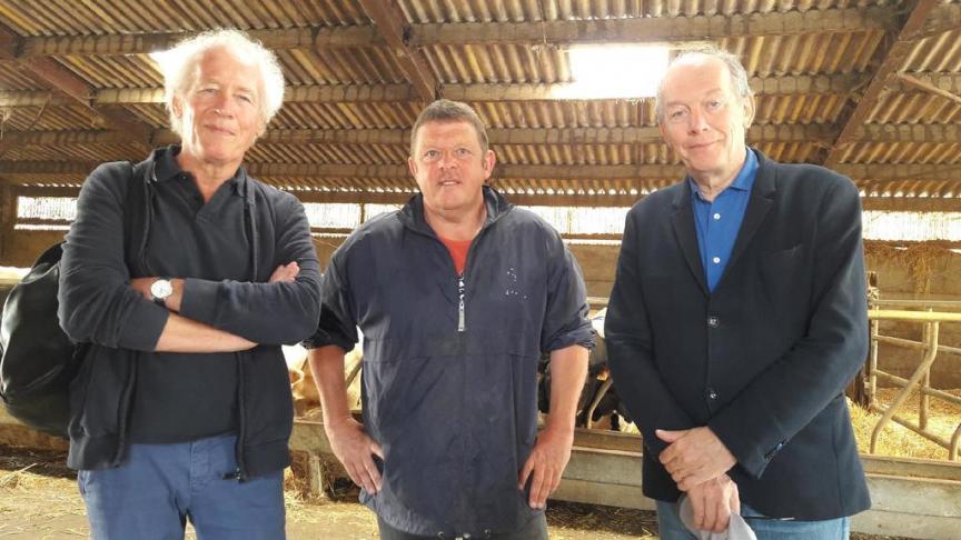 Jacques de Marneffe entouré des frères Dardenne lors du tournage du film «Le jeune Ahmed».