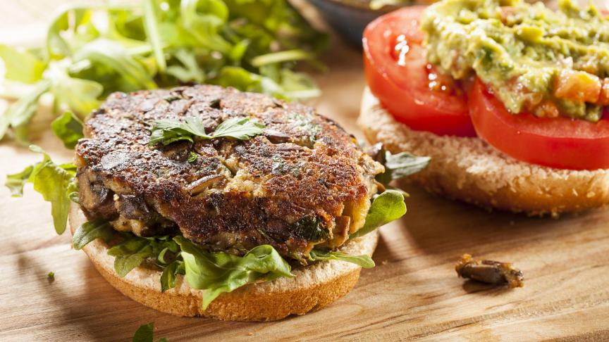 Les burgers végétaux ont la cote auprès des consommateurs végétariens, végans et autres flexitariens.