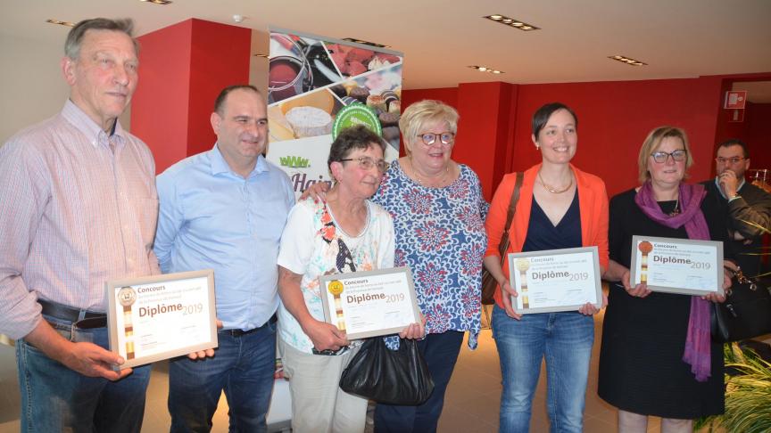 Mme Devilers, dépultée provinciale en charge de l’agriculture et Romano Cavaliere, Hainaut Développement ont félicité les lauréats. De gauche à droite: MM. Dubois (remplaçant Arnaud Velghe, retenu) et Cavaliere, et Mmes Dubois, Devilers, Bastin et Boddez.