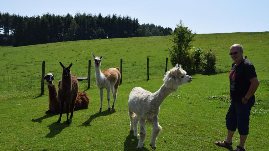 Arsène-Marie Jacques et sa famille élèvent plus d’une plus d’une trentaine de races d’animaux, parmi lesquelles des lamas et alpagas.