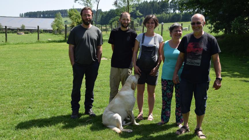 À la ferme de la Géronne, on travaille en famille. Samuel, Damien et Pauline repris le flambeau mais peuvent encore compter sur le soutien de leurs parents Cécile et Arsène-Marie.