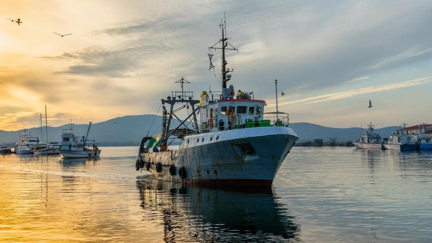 fishing-vessel-3855153_1920