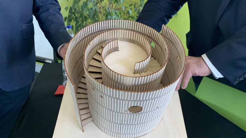 Vue de la maquette du Pavillon en bois, utilisant la technique du cintrage à froid, réversible et peu énergivore etpermet la valorisation de chutes ou de matériau en fin de vie. Ce processus innovant montre l’étendue des possibilités liées à l’utilisation du bois dans la construction.