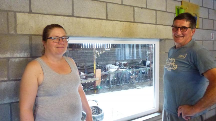 Catherine et José Drouguet-Leroy dans la salle pédagogique avec vue directe sur  le jeune bétail. Succès garanti dès l’arrivée des jeunes visiteurs qui se pressent  contre les vitres pour découvrir les animaux.