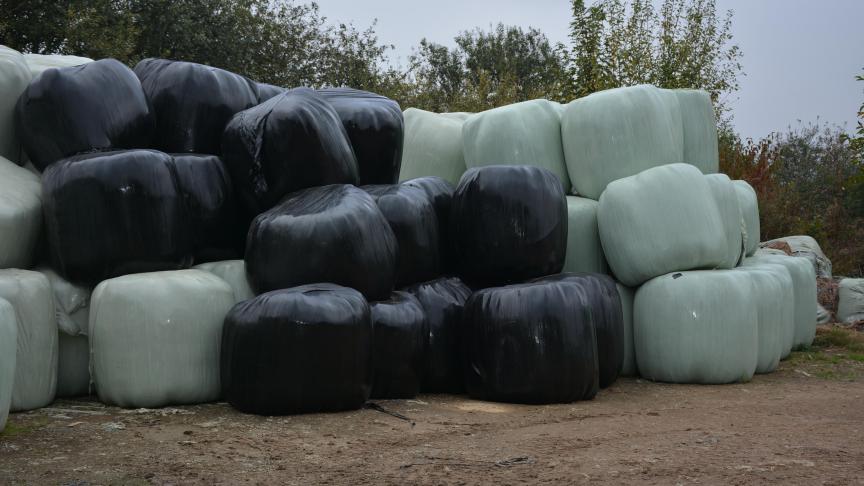 Parmi les exigences, figure la confirmation écrite que le plastique utilisé dans les fourrages grossiers est apte à entrer en contact avec les aliments pour animaux.