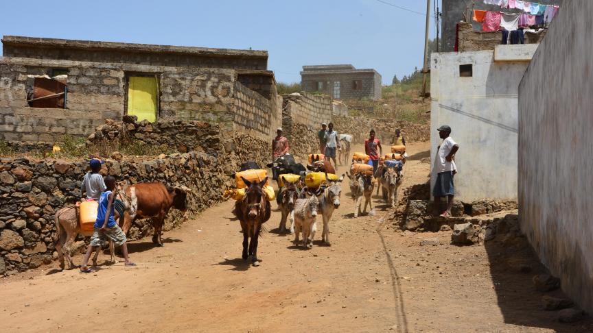 Le Cap-Vert est l’un des pays concernés. Cet archipel sis au large du Sénégal souffre d’un cruel et récurrent manque de pluies. L’approvisionnement en eau mobilise quotidiennement une partie de la population! Une réalité bien éloignée de la nôtre et qui donne à réfléchir!