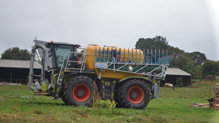 Pour être vraiment dans les normes, la Cuma a acquis un tonneau à lisier automoteur, qui permet de déposer le digestat à même le sol et ce même en terrain accidenté.