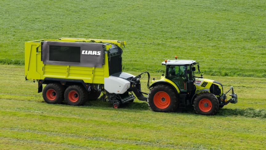 En prenant le contrôle de la vitesse d’avancement du tracteur, l’autochargeuse Cargos est alimentée de manière homogène.