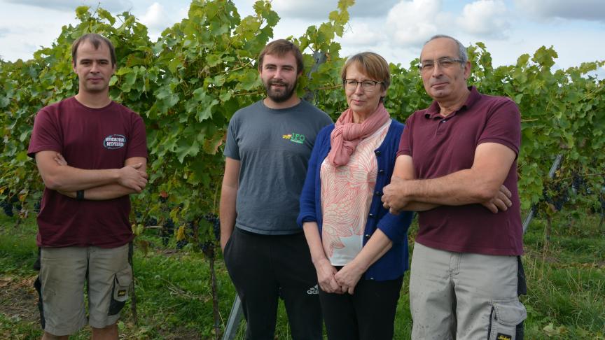 À la tête du Domaine du Chapitre, on retrouve (de gauche à droite) 
Guillaume, Bertrand, Annie et Étienne Hautier.