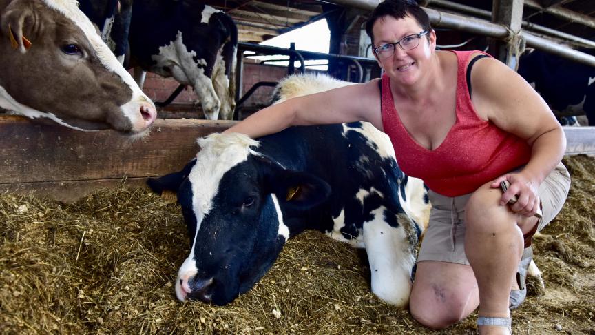 Christel Buyse est très engagée. Elle est membre du conseil d'administration de l'Arsia. Elle est également membre des commissions lait et viande de la Fwa, ainsi que présidente de Belbeef.