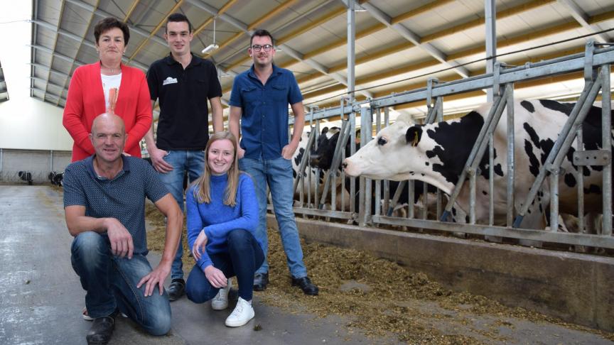 La famille Snels dans sa nouvelle étable; avec Marleen et Paul au milieu,  Ben à gauche et Tom et Isabelle à droite. Photo: A.V.