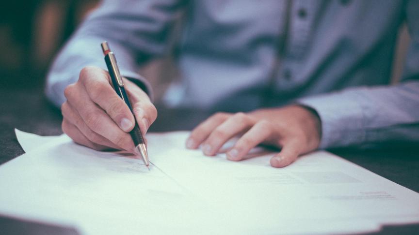 En ajoutant l’obligation d’écrit en cas de modification ou de reconduction expresse du contrat, le législateur incite les parties à recourir à l’écrit mais l’exigence n’est toutefois pas assortie de sanction.
