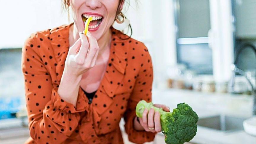 Nathalie Verschueren est nutrithérapeute du centre de formation en nutrithérapie appliquée (CFNA) et membre de l’Union des nutrithérapeutes francophones (UDNF). Pour elle, il est temps de redonner la priorité à la vraie nourriture et aux aliments naturels et peu  transformés dans nos assiettes.