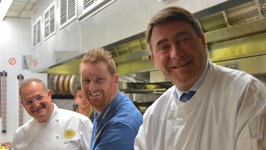 Derrière les fourneaux, Yvan Roque, vice-président de l’Académie culinaire de France en Belgique, Julien Lapraille, chef, et Denis Ducarme le confirment
: «
La viande belge est goûteuse et de qualité. Reste aux chefs à la sublimer avant de la servir aux consommateurs
».