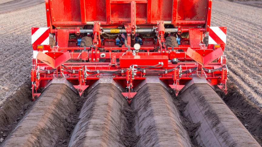 Avec ses dents sous-soleuses et ses pelles, le système TerraProtect  contribue à limiter l’érosion des sols.