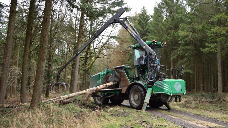 Le broyage se fait à l’aide d’un broyeur automoteur Albach Diamant, une machine unique en Belgique.
