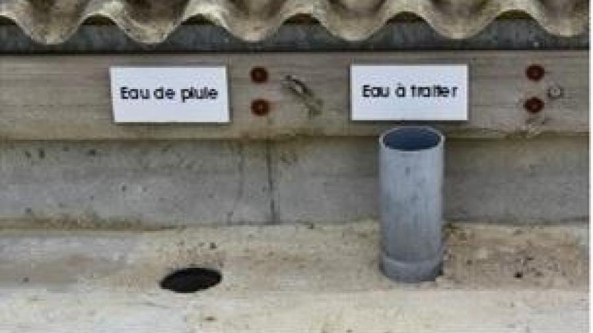 Si la dalle étanche est utilisée pour le nettoyage interne et externe du pulvérisateur et n’est pas couverte (hangar/ préau), un système de séparation des eaux de pluie et des effluents phyto est à prévoir.