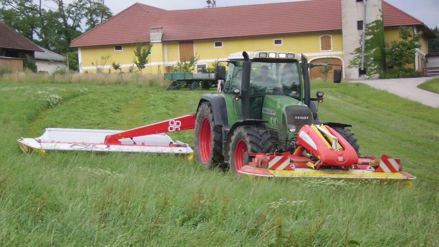 D’une largeur de 4 m, la Novacat 402 ED ne sera disponible qu’avec un conditionneur à doigt pour ne pas l’alourdir.