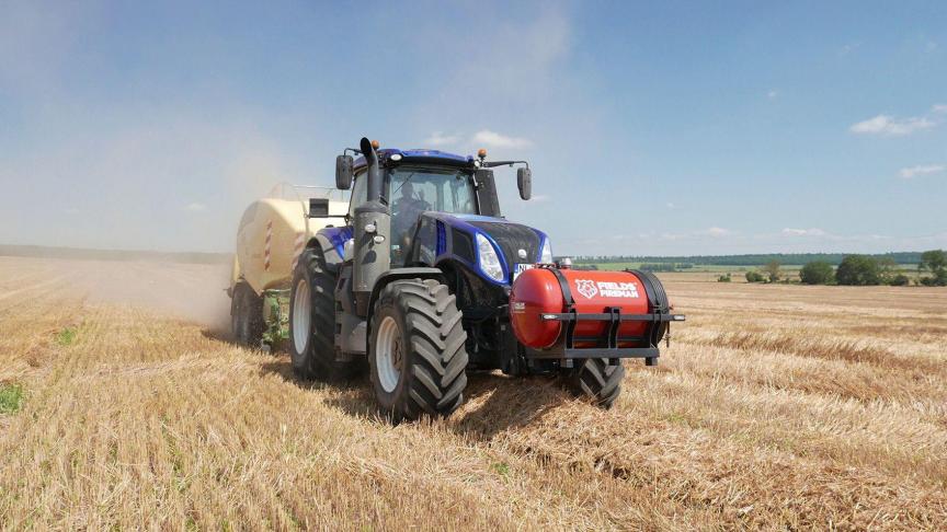 En période à risques, le Fields Fireman, embarquant 650 l d’eau sous pression,  peut par exemple être attelé au tracteur dédié au pressage des pailles.