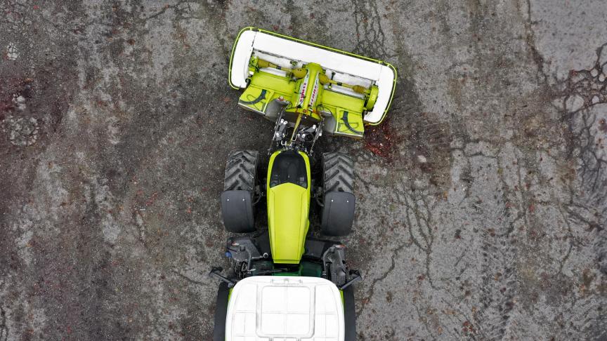 Les bras inférieurs à pivotement hydraulique permettent un déplacement latéral de la faucheuse frontale de 30 cm, vers la gauche comme vers la droite.