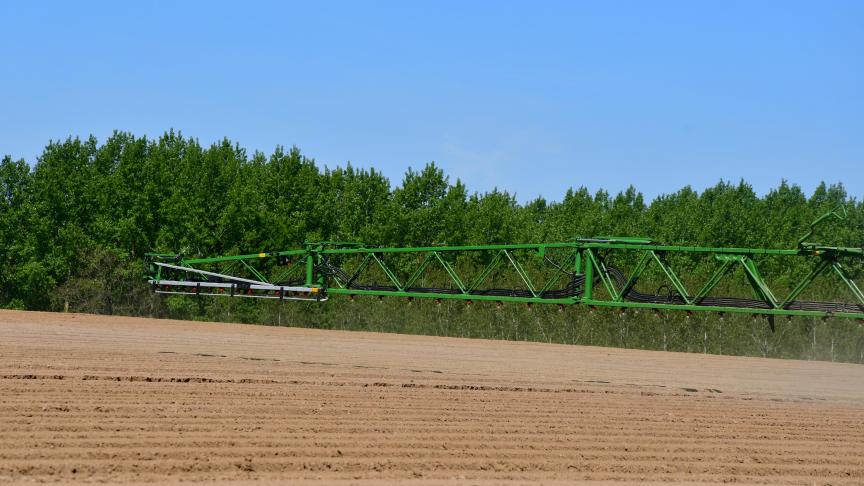 Moyennant quelques dispositions pratiques, il est possible de rincer correctement son pulvérisateur au champ au moyen d’un volume d’eau très raisonnable. En commençant par limiter les surplus de bouillie à la fin du traitement