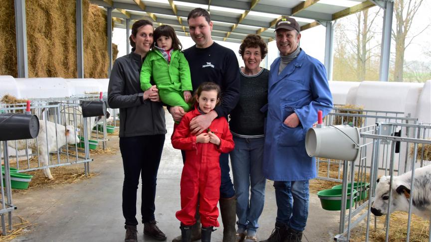 De familie Leyssens, met vader Eddy en zijn vrouw, zoon Geert en zijn vrouw Tineke en de dochters Lente en Linthe.