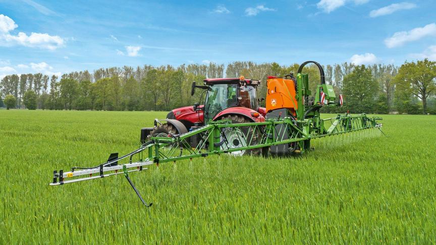 Les UF 1002 et 1302 peuvent être équipés des rampes Q-plus à repliage horizontal  de 12 à 15 m ou des rampes Super-S1 ou Super-S2 à repliage vertical,  en largeur de travail de 15 à 30 m.