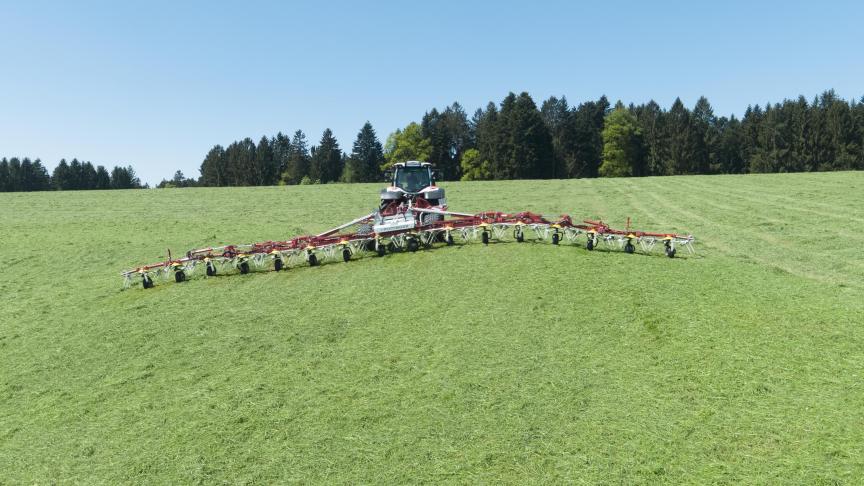 Les dimensions du faneur Hit 16.18 T en font un outil destiné aux grandes exploitations ou entreprises de travaux agricoles.