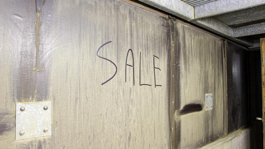 Les équipements en bois doivent idéalement être remplacés par de nouveaux exemplaires. Ce remplacement doit être fait après un nettoyage approfondi de l’entrepôt afin d’éviter autant que possible de contaminer les nouvelles pièces en bois avec des matériaux précédemment contaminés au CIPC. Lorsque le remplacement n’est pas possible, il faut procéder à un nettoyage intensif, et terminer avec une exposition extérieure. (Avant nettoyage)