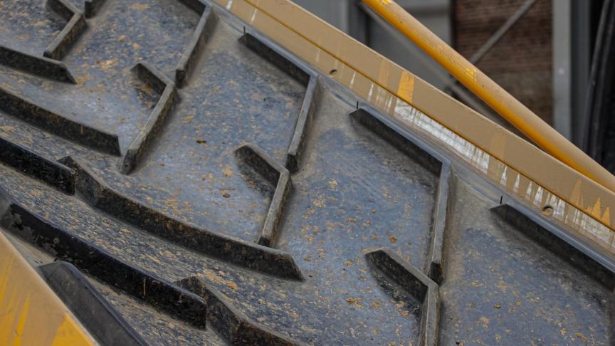 Les bennes, trémies, déterreurs, bandes transporteuses, reprenneurs de tas ou encore remplisseurs de caisses devront être brossés ou nettoyés à l’eau sous pression. (avant nettoyage)