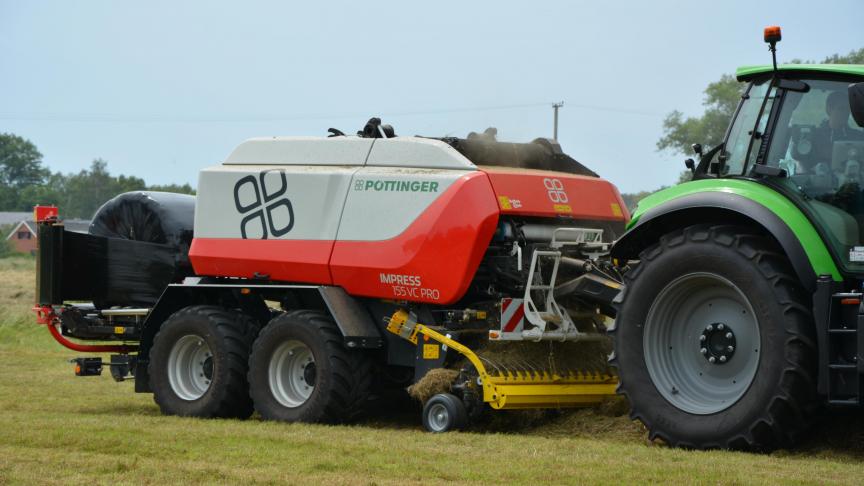 En version VC, l’Impress combine chambre variable et table d’enrubannage pour un travail complet en un seul passage.