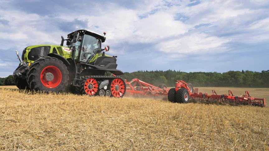 Globalement, les chenilles permettent de mieux faire passer que des pneus la force motrice d’un tracteur de puissance élevée au sol, tout en réduisant la compaction de ce dernier.