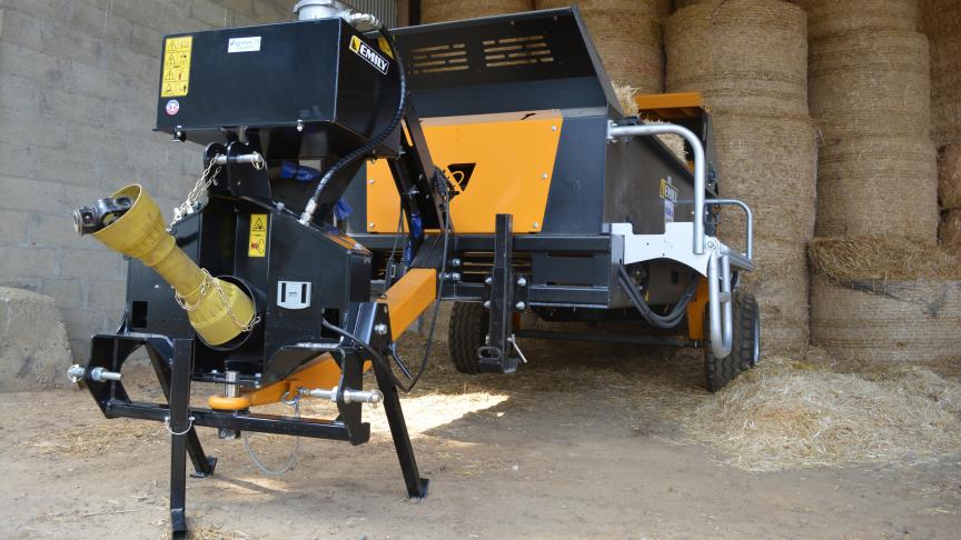 La centrale hydraulique «Agility» est positionnée sur le 3
e
point arrière du tracteur pour permettre un très grand angle de braquage ainsi que la possibilité de pailler pendant une phase de manœuvre en toute sécurité.