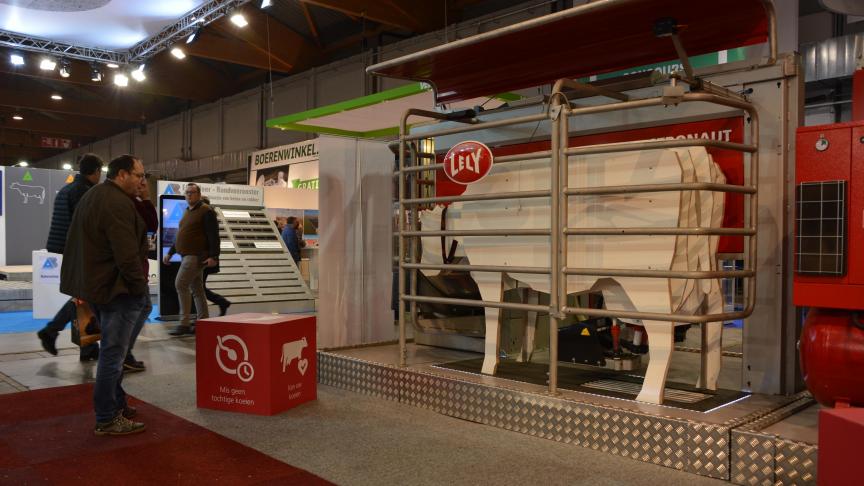 Se renseigner lors d’un salon est un premier pas lorsque l’on envisage d’installer  un robot de traite, mais une telle décision ne se prend pas à la légère  tant les conséquences sont nombreuses pour l’éleveur et son troupeau.