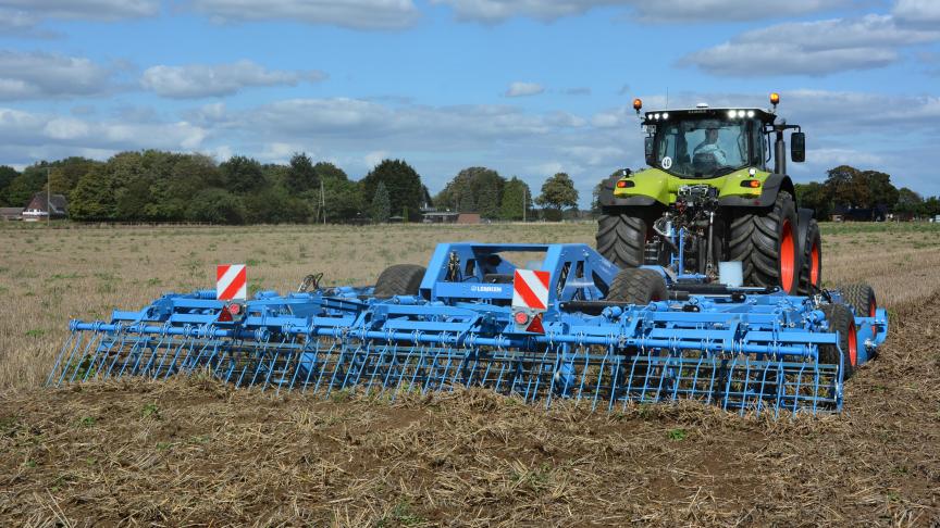 Le Koralin 9 est un déchaumeur dit « hybride » dont  les dents scalpent les adventices.