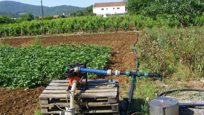 Les eaux mises en réserves peuvent être chargées et dépôts et algues. Une filtration permet d'éviter le bouchage de tuyauteries et d'asperseurs.