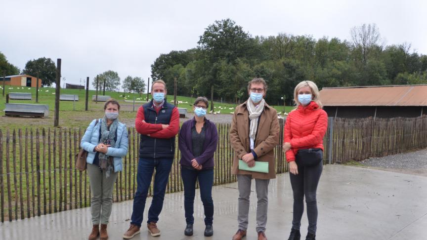 Deux députés (à droite) , accompagnés du Collège des producteurs (à gauche) et du couple d’éleveurs (au centre) ont pu découvrir les réalités d’élevage des canards à foie gras.