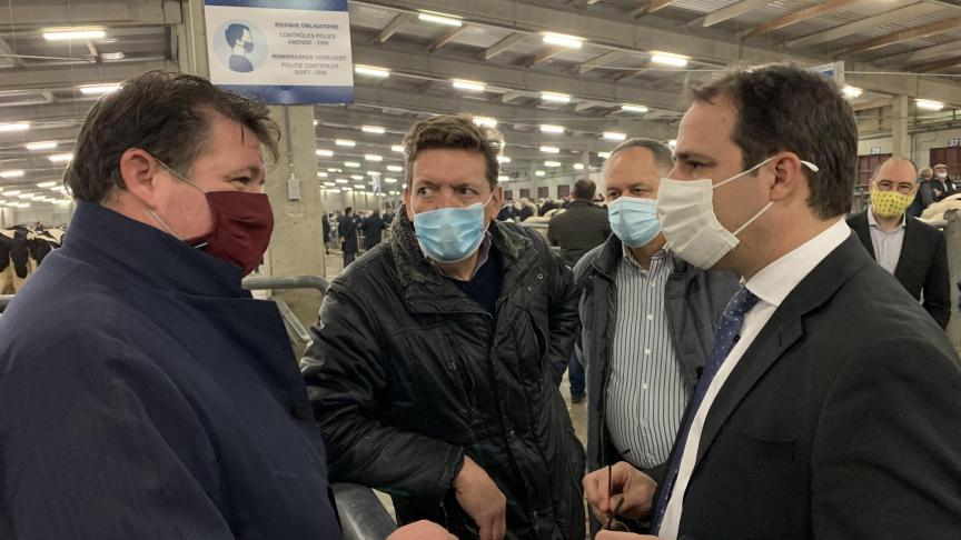 Vendredi dernier, au coeur du marché de Ciney. De gauche à droite: le président des marchands de bestiaux néerlandophones Benoît Luycx, le secrétaire général de la Fédération nationale du commerce de bétail et viande Benoît Cassart, et le ministre fédéral de l’Agriculture David Clarinval venu «prioritairement témoigner sa considération pour l’ensemble du monde agricole».
