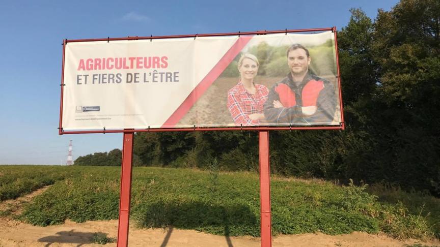 Des pulvérisateurs affublés d’autocollants «nous soignons nos plantes», une campagne d'affichage dans la province du Hainaut, des apéros au bord des champs... autant d’initiatives qui permettent d’expliquer aux citoyens le rôle de l’agriculture dans notre société et les difficultés du métier.