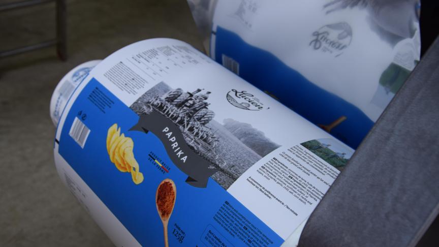 Aujourd’hui, le packaging des chips de Lucien est bilingue  et on peut les trouver tant en Flandre qu’en Wallonie.