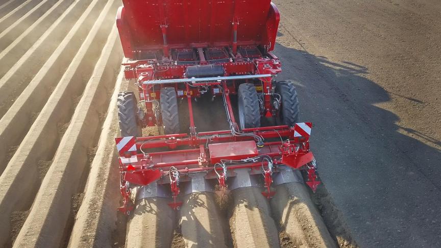 La planteuse à courroies GB 430 peut désormais être dotée du dispositif TerraProtect Pro formant de micro-barrages entre les buttes. Le but : lutter contre l’érosion des sols agricoles.