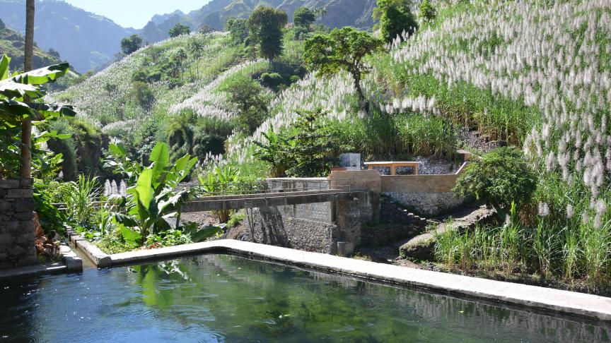 Des investissements comme ces petites structures permettant de recueillir les rares pluies, sont extrêmement utiles pour assurer l’irrigation des cultures vivrières dans les pays les plus affectés par le changement climatique. Ces investissements, malheureusement encore très déficitaires, doivent être soutenus et multipliés.