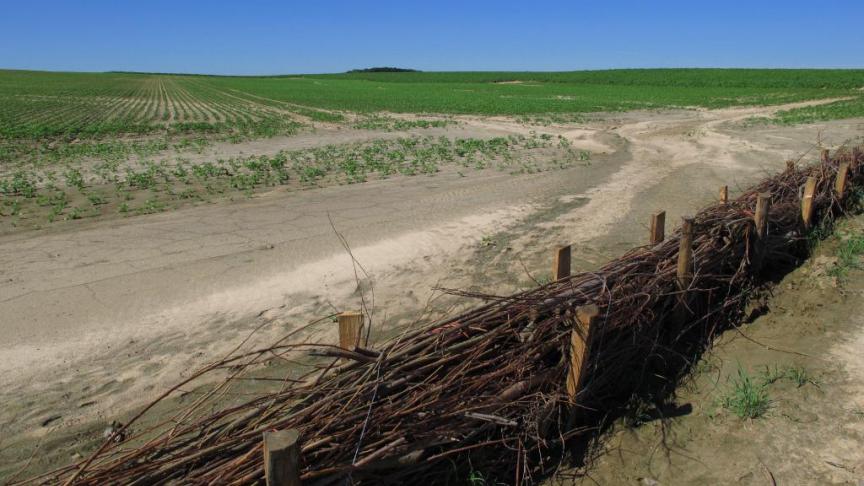 Concernant l’érosion, l’étude initiée par la Commission juge nécessaire de renforcer les rares progrès réalisés sur la période 2010-2016 pour réduire le phénomène – à l’image de ce barrage filtrant –.