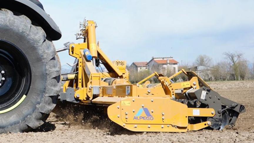 La herse rotative repliable DK-Top est disponible en largeur de travail de 4, 4,5, 5, 6 et 7m.