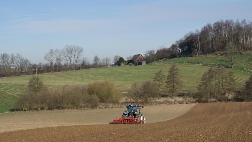 Préparation du sol en vue de l’arrivée de semis de ray-grass.