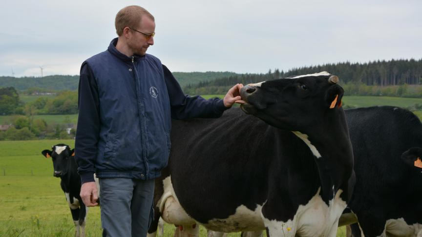 « Été comme hiver, l’herbe constitue la base de la ration. Les vaches rejoignent les prairies dès que le sol le permet et reviennent à l’étable le plus tard possible », explique Julien.